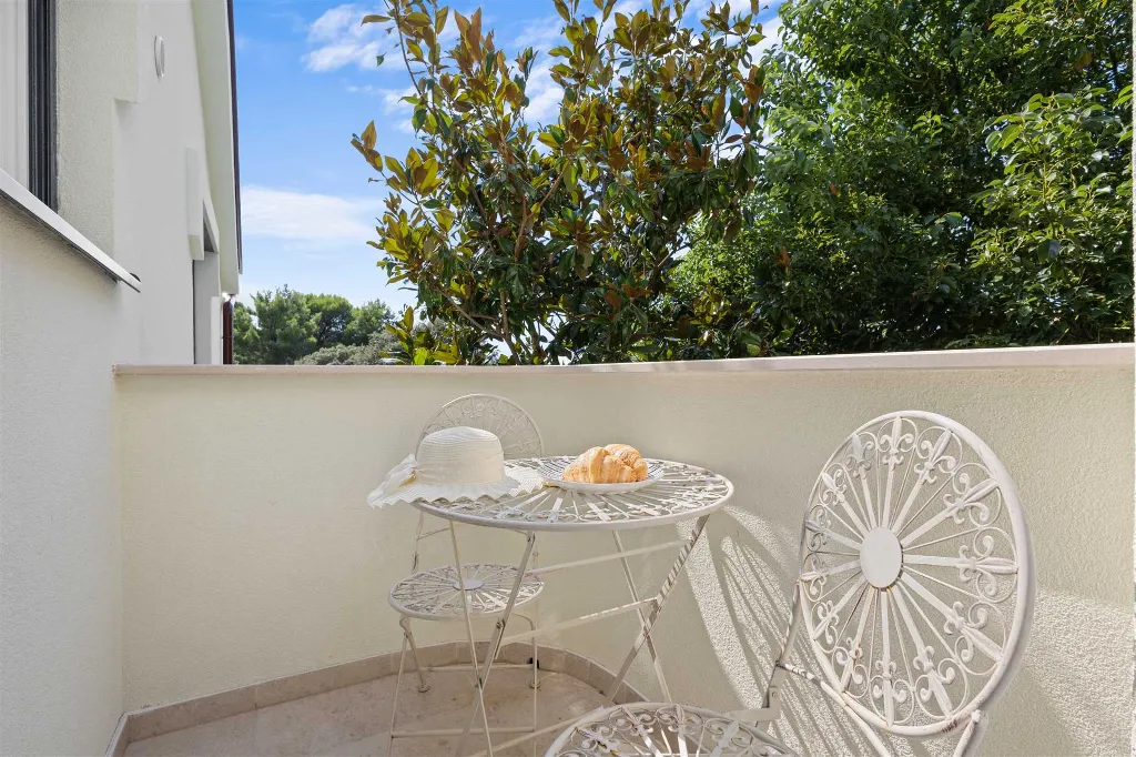 Two-Bedroom Apartment for 4 in Pula