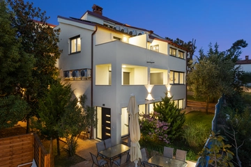 Two-Bedroom Apartment in Pula