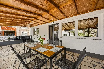 Medulin 3-Bedroom Apartment for 6 Guests