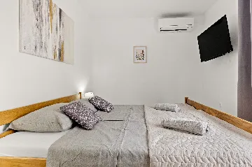 Medulin Apartment for 4 Guests with Terrace