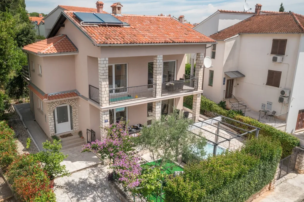 Rovinj 4-Bedroom House with Jacuzzi for 8