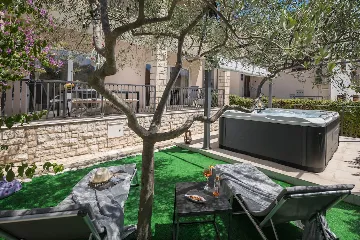 Rovinj 4-Bedroom House with Jacuzzi for 8