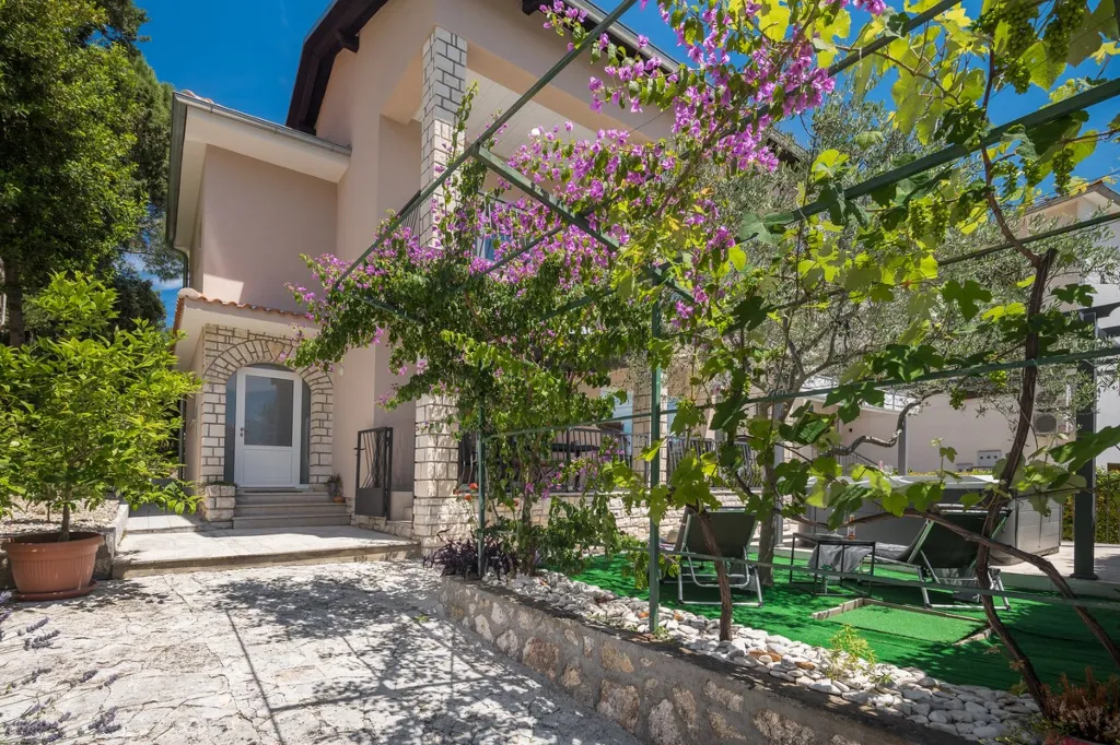 Rovinj 4-Bedroom House with Jacuzzi for 8