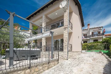 Rovinj 4-Bedroom House with Jacuzzi for 8