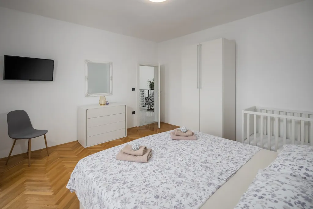 Rovinj 4-Bedroom House with Jacuzzi for 8