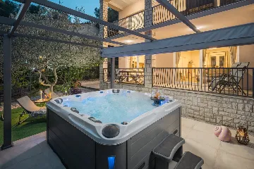 Rovinj 4-Bedroom House with Jacuzzi for 8