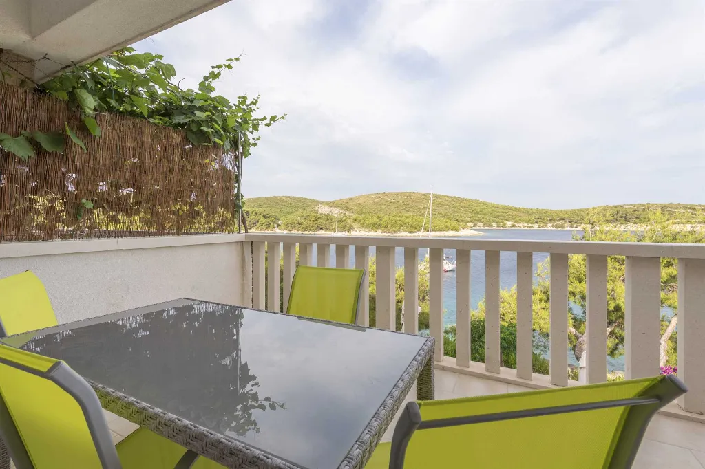 Sea View Apartment in Hvar for 3 Guests