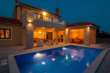 Villa for 8 Guests in Pinezići, 500 m to the Sea