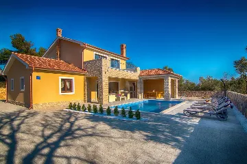 Villa for 8 Guests in Pinezići, 500 m to the Sea
