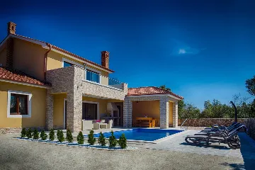 Villa for 8 Guests in Pinezići, 500 m to the Sea