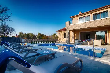 Villa for 8 Guests in Pinezići, 500 m to the Sea