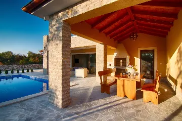 Villa for 8 Guests in Pinezići, 500 m to the Sea