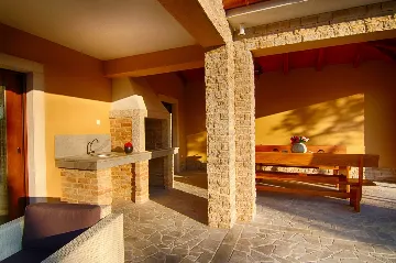 Villa for 8 Guests in Pinezići, 500 m to the Sea