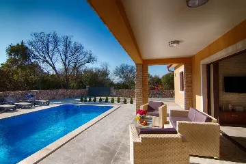 Villa for 8 Guests in Pinezići, 500 m to the Sea