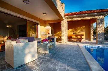 Villa for 8 Guests in Pinezići, 500 m to the Sea