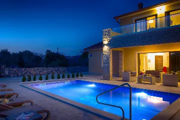 Villa for 8 Guests in Pinezići, 500 m to the Sea