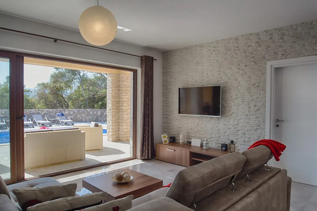Villa for 8 Guests in Pinezići, 500 m to the Sea