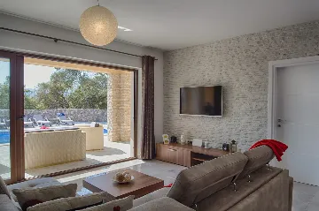 Villa for 8 Guests in Pinezići, 500 m to the Sea