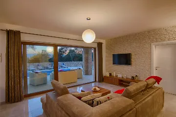 Villa for 8 Guests in Pinezići, 500 m to the Sea