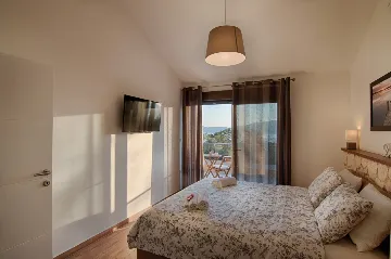 Villa for 8 Guests in Pinezići, 500 m to the Sea