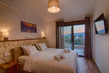 Villa for 8 Guests in Pinezići, 500 m to the Sea