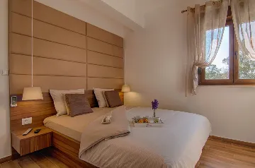 Villa for 8 Guests in Pinezići, 500 m to the Sea