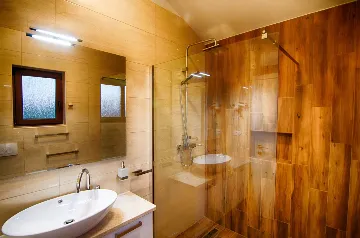 Villa for 8 Guests in Pinezići, 500 m to the Sea