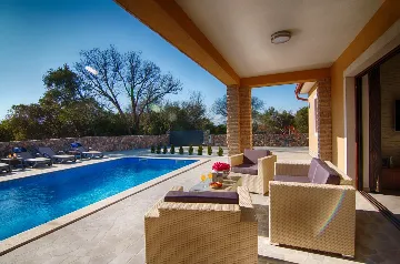 Villa for 8 Guests in Pinezići, 500 m to the Sea