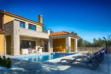 Villa for 8 Guests in Pinezići, 500 m to the Sea