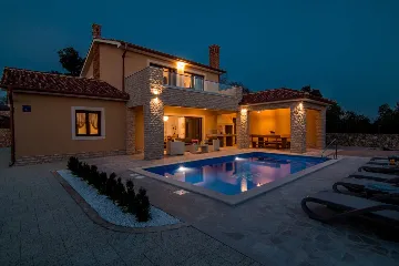 Villa for 8 Guests in Pinezići, 500 m to the Sea