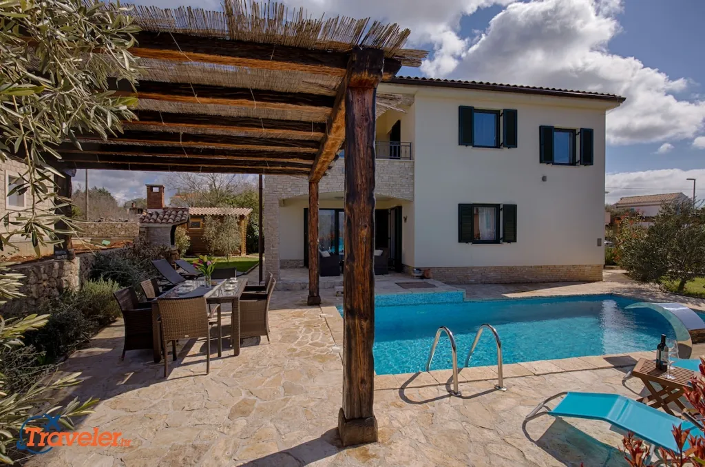 4-Bedroom Villa in Brzac with Private Pool