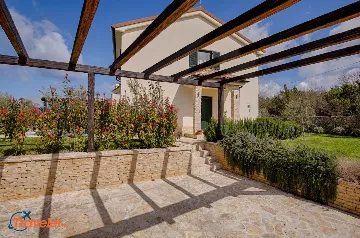 4-Bedroom Villa in Brzac with Private Pool