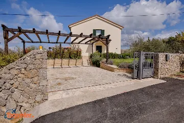 4-Bedroom Villa in Brzac with Private Pool