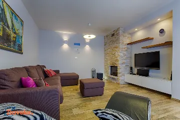 4-Bedroom Villa in Brzac with Private Pool