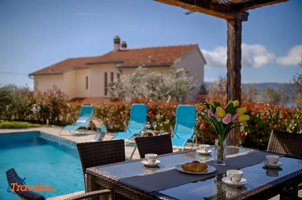 4-Bedroom Villa in Brzac with Private Pool