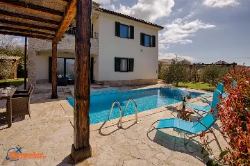 4-Bedroom Villa in Brzac with Private Pool