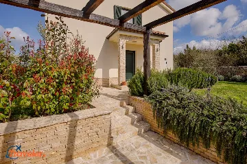 4-Bedroom Villa in Brzac with Private Pool