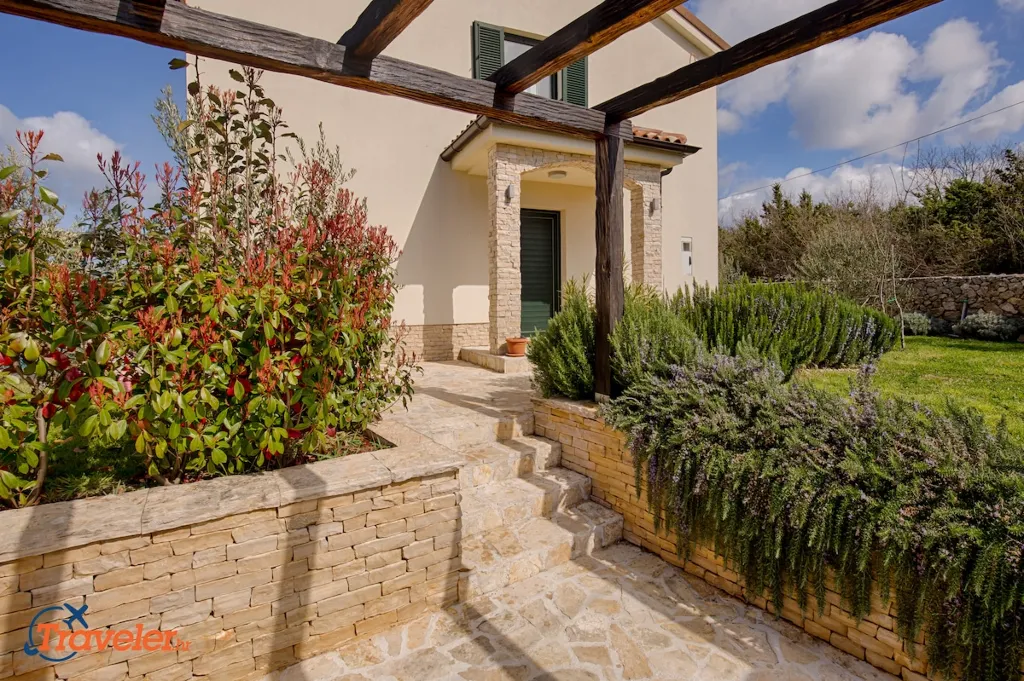 4-Bedroom Villa in Brzac with Private Pool