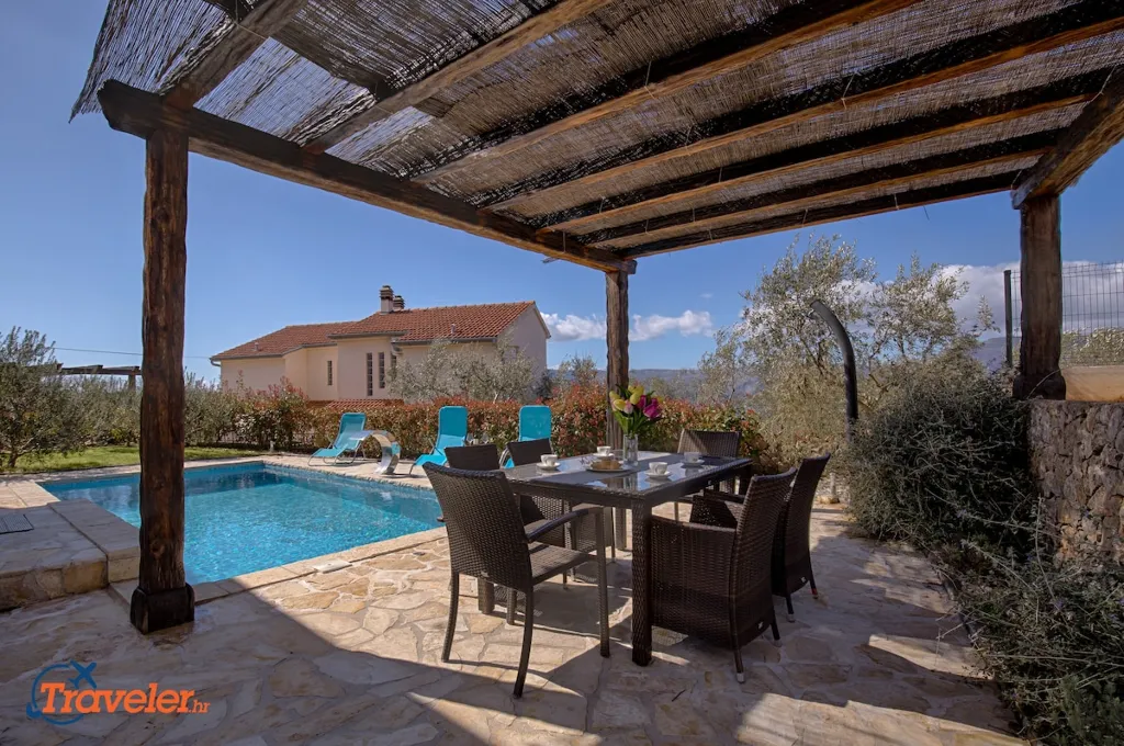 4-Bedroom Villa in Brzac with Private Pool