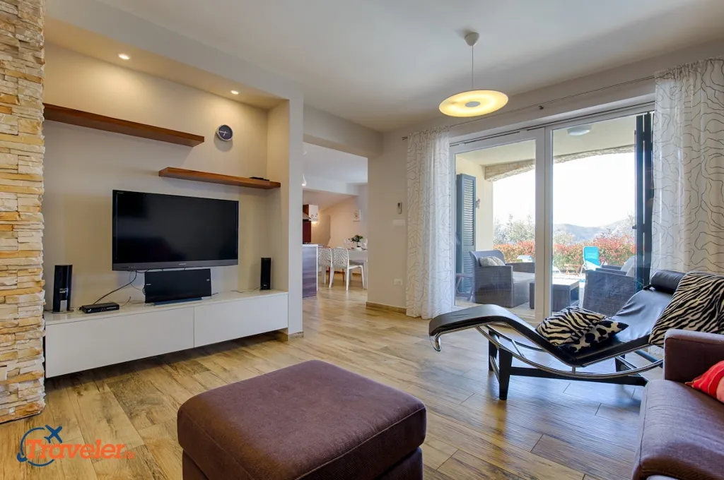 4-Bedroom Villa in Brzac with Private Pool