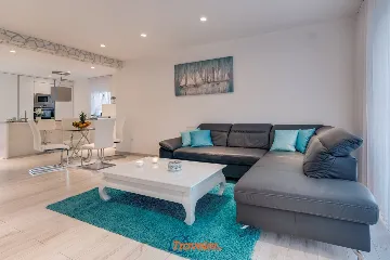 Villa with Pool and Sea View in Donja Hlapa