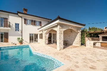 4-Bedroom Villa in Kras with Heated Pool