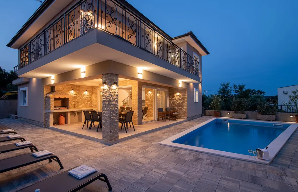 4-Bedroom House with Pool in Žgaljići (8 guests)