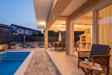 4-Bedroom House with Pool in Žgaljići (8 guests)