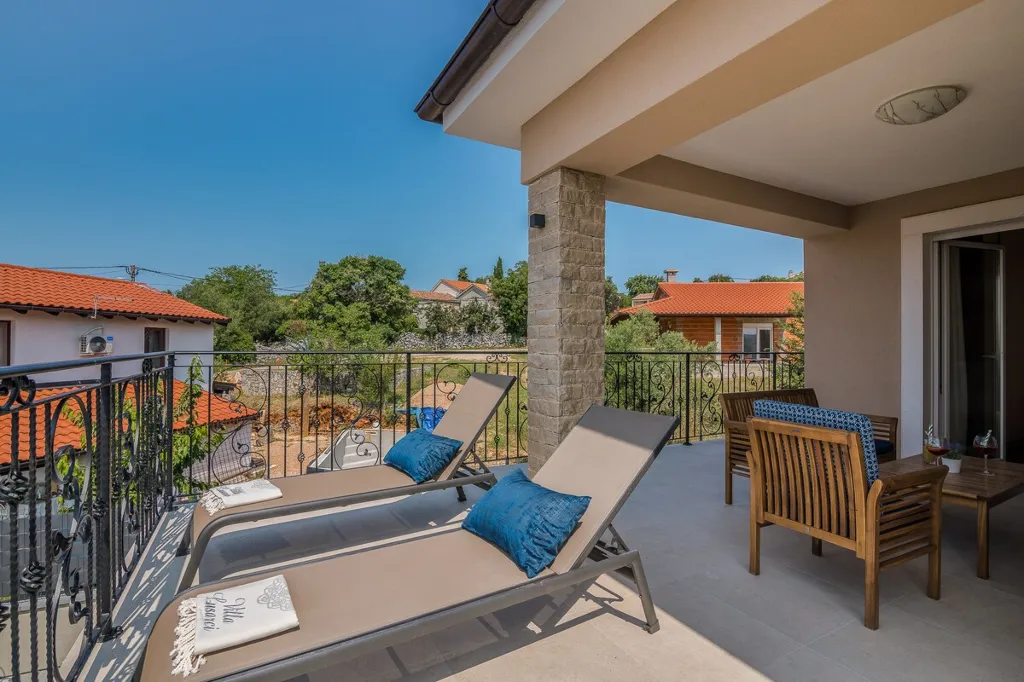 4-Bedroom House with Pool in Žgaljići (8 guests)