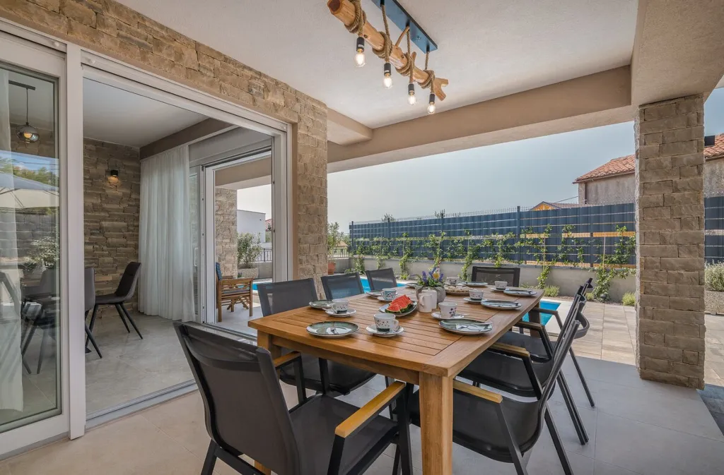 4-Bedroom House with Pool in Žgaljići (8 guests)