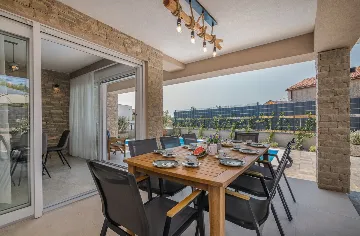 4-Bedroom House with Pool in Žgaljići (8 guests)