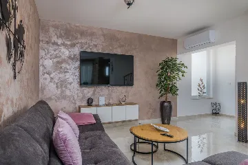 4-Bedroom House with Pool in Žgaljići (8 guests)