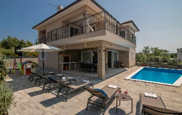 4-Bedroom House with Pool in Žgaljići (8 guests)