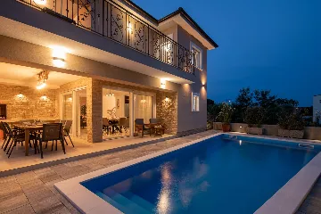 4-Bedroom House with Pool in Žgaljići (8 guests)